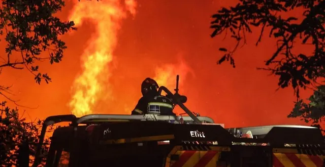 photo  les pompiers tentent de contrôler les feux de forêts près des communes de landiras et guillos, dans le sud-ouest de la france, le mercredi 13 juillet 2022.  &copy;  thibaud moritz / afp 