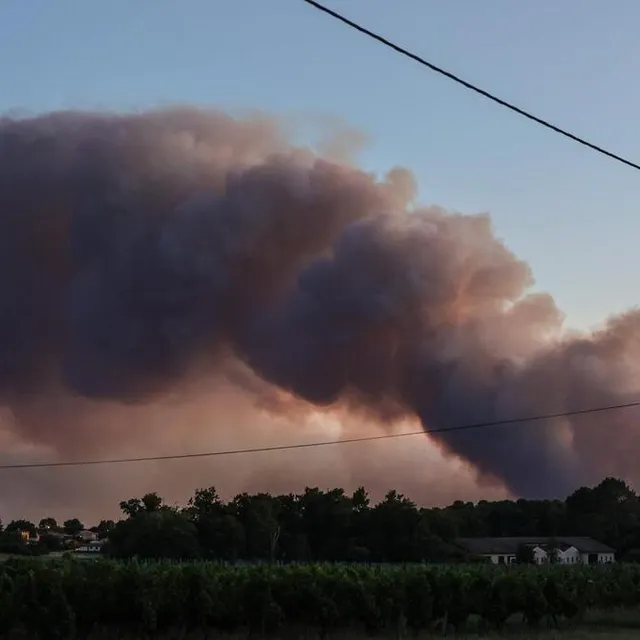 photo un nuage de fumée au-dessus de landiras et guillos, dans le sud-ouest de la france, le 13 juillet 2022.  ©  thibaud moritz / afp