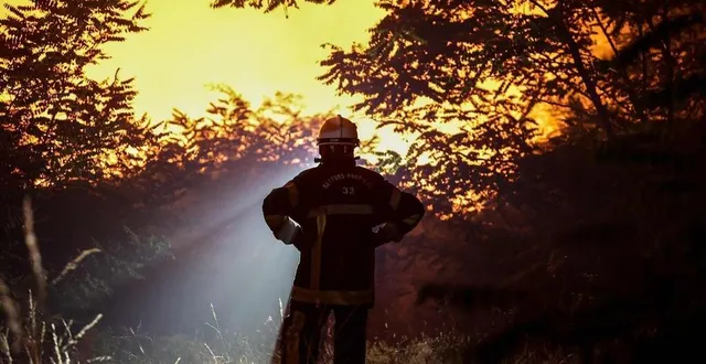 photo  les pompiers tentent de contrôler les feux de forêts près des communes de landiras et guillos, dans le sud-ouest de la france, le mercredi 13 juillet 2022.  &copy;  thibaud moritz / afp 