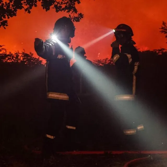 photo les pompiers face au feu près des communes de landiras et guillos, dans le sud-ouest de la france, mercredi 13 juillet 2022.  ©  thibaud moritz / afp