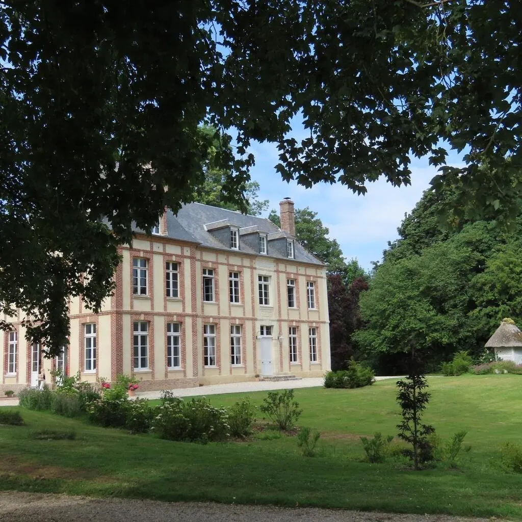 Ce couple rénove un château près de Honfleur et cumule des millions de