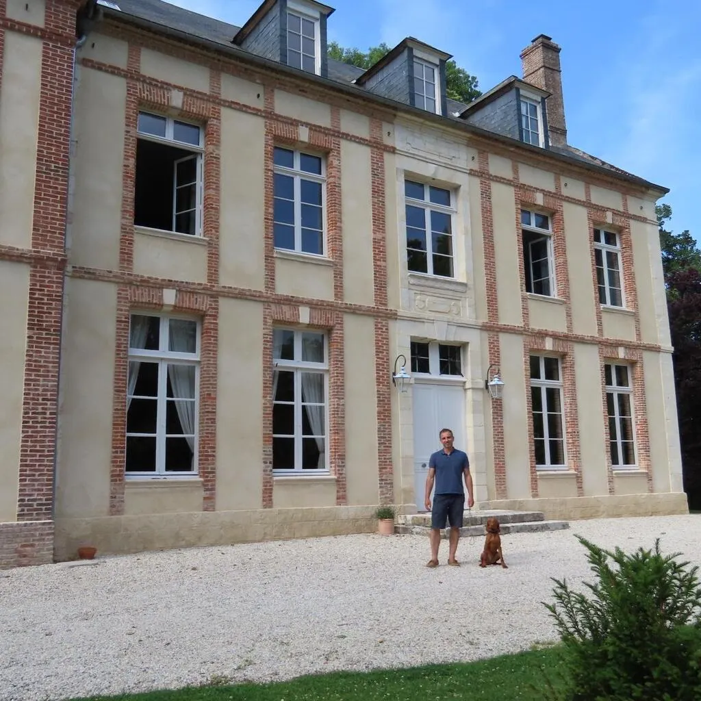 Ce couple rénove un château près de Honfleur et cumule des millions de
