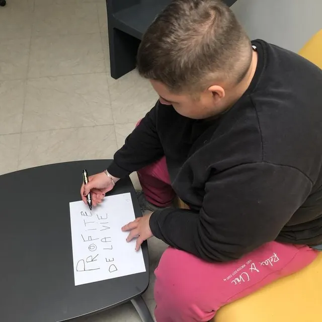 photo alison batteau, bénévole à la maison du citoyen, participe à la décoration de l’espace.  ©  ouest-france