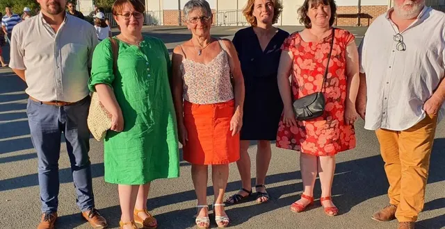 photo  michel pré, maire (à droite), et le groupe d’élus ayant travaillé sur la communication.  &copy;  ouest-france 