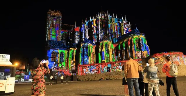 photo  devant la cathédrale, les spectaculaires projections attirent quantité de touristes. on y entend parler une multitude de langues. on peut découvrir aussi les chimères en petit train…  &copy;  ouest-france 