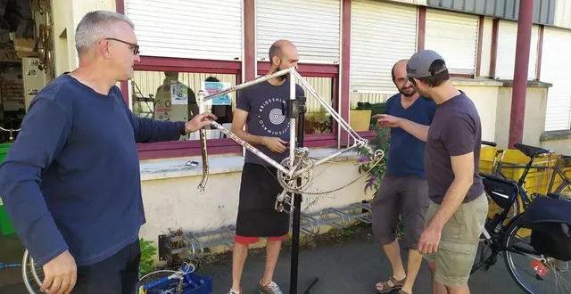 photo  le mans, 8 juillet 2022. les ateliers démontage sont ouverts à tous ceux qui souhaitent découvrir les outils pour entretenir leur vélo et expérimenter le démontage de pièces.  &copy;  le maine libre 