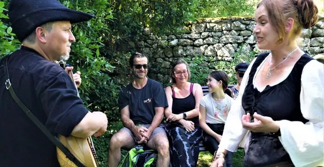 photo  sélénys la conteuse et elrick, le barde, font revivre l’histoire de martin et de ses 400 lutins.  &copy;  ouest-france 