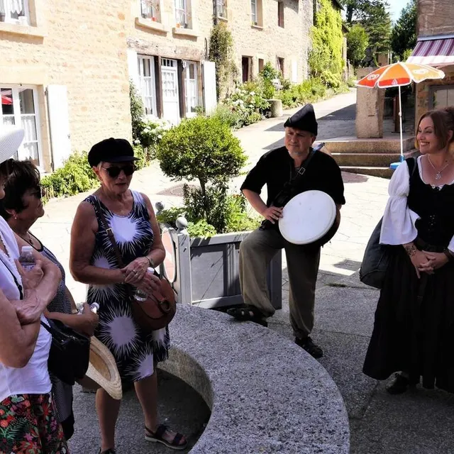 photo sélénys, la conteuse, elrick, le barde, accueillent six volontaires pour la ballade contée dans le village  ©  ouest-france