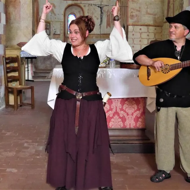 photo sélénys, la conteuse et elrick, le barde, dans l’église médiévale.  ©  ouest-france