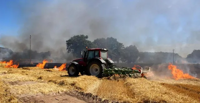 photo  les agriculteurs tentent de créer un pare-feu avec une déchaumeuse  &copy;  le maine libre 