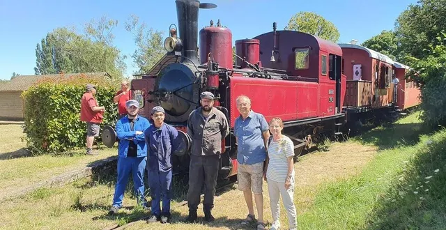 photo  monique et jean-claude queguiner à la descente du train conduit par corentin vollet, nathan daguenet et yohann rossignol.  &copy;  ouest-france 