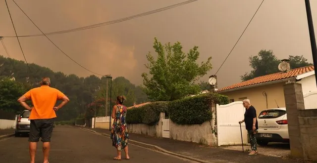 photo  des habitants de la commune de cazaux constatent, impuissants, que le feu progresse dans leur direction, jeudi 14 juillet 2022.  &copy;  thibaud moritz / afp 