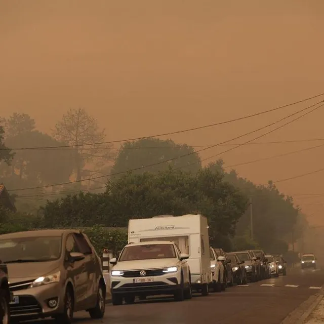 photo l’évacuation des habitants de cazaux a donné lieu à quelques ralentissements sur la route.  ©  thibaud moritz / afp
