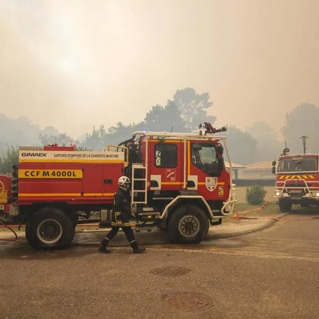 photo les pompiers prennent position à cazaux.  ©  thibaud moritz/afp