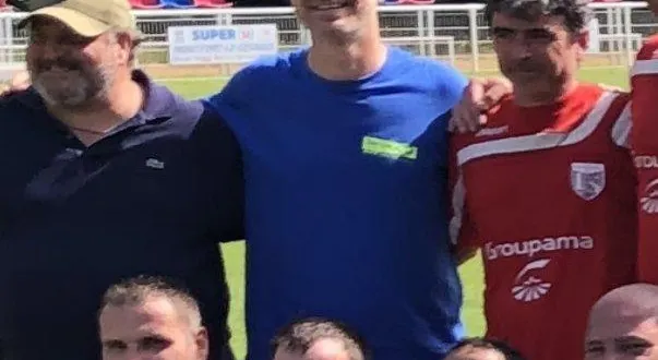 photo  v. godefroy (tee-shirt bleu) lors du match de foot amical.  &copy;  le maine libre 