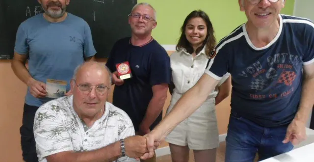 photo  thierry bignon (à droite) passe le relais à francis toreau, ici aux côtés de justine sauvage, nouvelle trésorière, romain bellanger et stéphane surget, deux des récompensés.  &copy;  le maine libre 