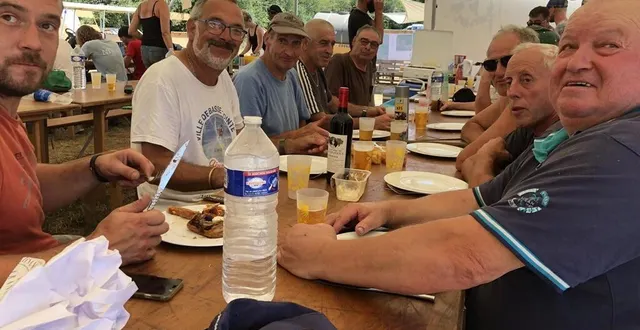 photo  mardi 12 juillet, sous la tente, après une bonne matinée de travail, les bénévoles ont le droit à un déjeuner avant de réattaquer pour préparer le site du festival a tout bout d’champ.  &copy;  ouest-france 