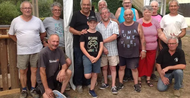 photo  une petite équipe de 10 à 77 ans pour une grande logistique sous le soleil intense.  &copy;  le maine libre 