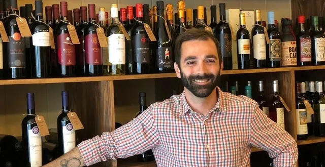 photo  angers, rue toussaint, le 6 juillet 2022. mattia angius tout sourire dans la cave qu’il a ouverte le 7 juillet dernier.  &copy;  co 