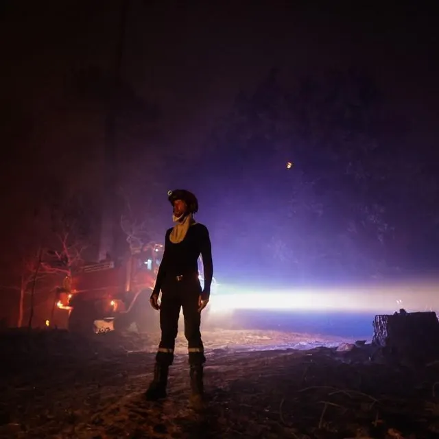 photo un pompier se tient debout alors qu'un feu de forêt se propage dans la zone proche de la plage du lac de cazaux, près de la teste-de-buch, dans le sud-ouest de la france, le 15 juillet 2022.  ©  thibaud moritz / afp