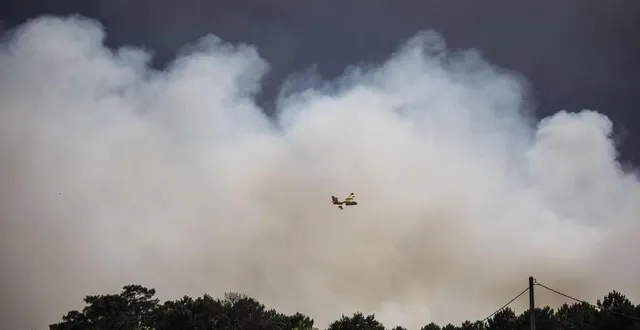 photo  un canadair survole l’incendie à la teste-de-buch (gironde), le 14 juillet.  &copy;  thibaud moritz / afp 
