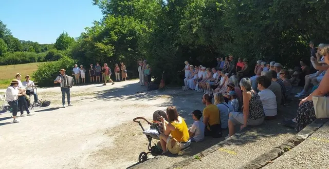 photo  le festival « l’île en été » propose chaque dimanche à 16 h un spectacle gratuit sur l’île moulinsart.  &copy;  ouest-france 