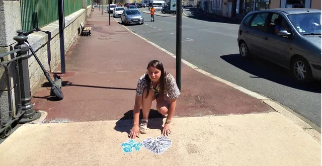 photo  hélène ruaux démontrant l’efficacité du balisage visuel qu’elle souhaite étendre au sol.  &copy;  le maine libre 