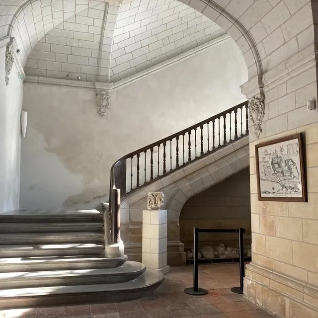 photo lors des visites, le public pourra s’aventurer à l’intérieur de l’abbaye en s’engouffrant par ces escaliers. dans ce cloître d’entrée, des vestiges du xiie siècle viennent tout juste d’être restaurés.  ©  ouest-france