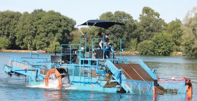 photo  le bateau faucardeur travaillait chaque jour, de 6 h à 22 h, sur le lac de la gèmerie.  &copy;  ouest-france 