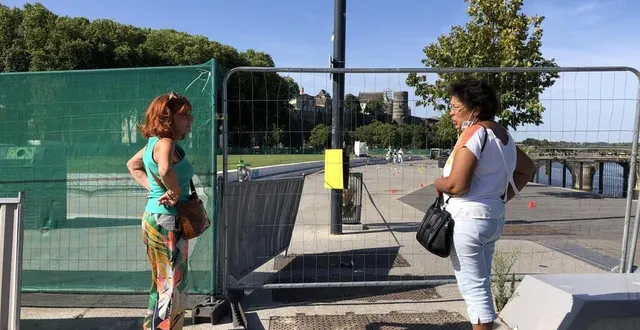 photo  les trois jeunes étaient rassemblés sur l’esplanade cœur de maine à angers (maine-et-loire), dans la nuit du 15 au 16 juillet, lorsqu’ils ont été poignardés par un homme, âgé de 32 ans. la famille et les proches sont effondrés. sur les lieux du drame, de nombreux passants témoignent leur tristesse.  &copy;  ouest-france 