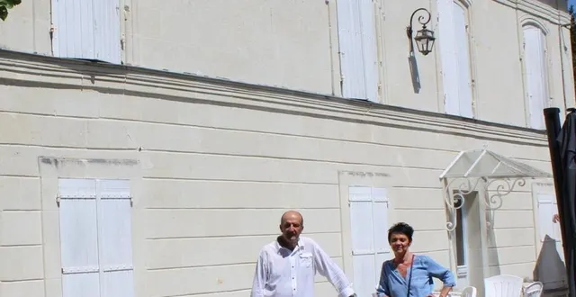 photo  devant leur demeure du xixe siècle, xavier et sylvie bineau. 