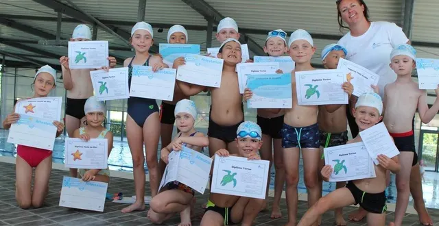 photo  chacun des enfants est reparti avec un diplôme attestant de ses aptitudes aquatiques.  &copy;  le maine libre 