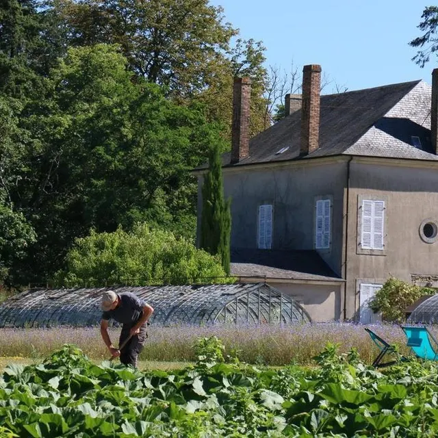 photo en arrière-plan, la demeure autrefois réservée aux jardiniers.  ©  ouest-france