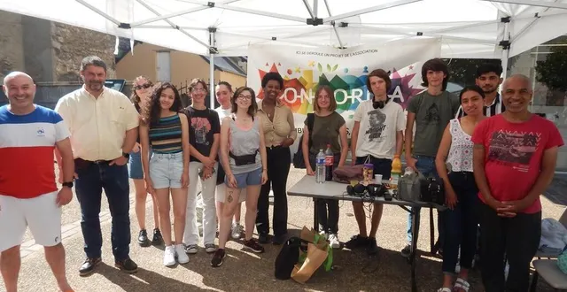 photo  les jeunes gens en compagnie de leurs animatrices lisa, anna et mathilde ont fait connaissance avec nicolas mourier, maire, et christophe ramaugé sur le marché hebdomadaire  &copy;  le maine libre 