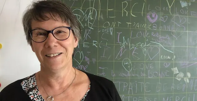 photo  les élèves ont bariolé le tableau du fond de la classe de régine cormier lors de son dernier jour de classe le jeudi 7 juillet 2022.  &copy;  ouest-france 