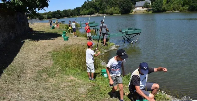 photo  bénéficiant des conseils de bénévoles de l’association des pêcheurs de pouancé et d’anthony boulestreau, animateur professionnel de la fédération de pêche de maine-et-loire, les jeunes vacanciers ferrent de nombreux poissons.  &copy;  ouest-france 