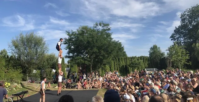 photo  au plan d’eau de la noé, les acrobaties du collectif pourquoi pas ont ravi le public.  &copy;  ouest-france 