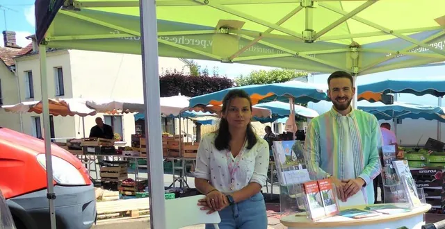 photo  frédérique caron lambert, guide conférencière, et arnaud retailleau, chargé du tourisme au perche sarthois.  &copy;  le maine libre 