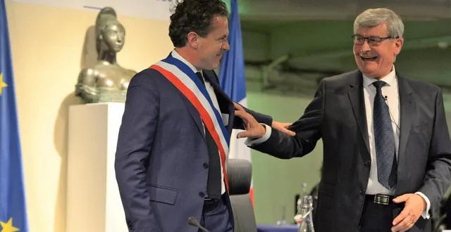 photo  25 mai 2020 : jean-marc verchère (à droite) vient de passer l’écharpe d’élu autour du maire nouvellement élu, christophe béchu. aujourd’hui, en tant que premier adjoint, c’est à lui d’assumer ces fonctions.  &copy;  archives ouest-france 