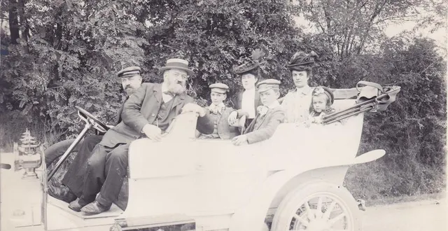 photo  amédée bollée au premier plan à gauche, avec à ses côtés son fils amédée. derrière, ses petits-enfants, sa femme et sa belle fille.  &copy;  collection privée famille bollée 