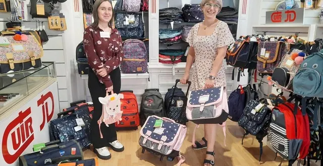 photo  à cuirs jd, chloé (à gauche) et sabine delandre, la responsable, étaient satisfaites de leurs soldes. « les gens se sont bien déplacés. ils venaient surtout le matin, lorsqu’il faisait plus frais. »  &copy;  ouest-france 