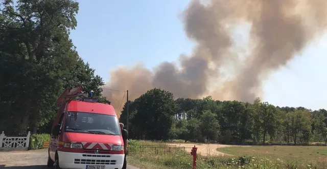 photo  un important feu de forêt s’est déclaré à teloché ce lundi 18 juillet 2022.  &copy;  photo le maine libre 