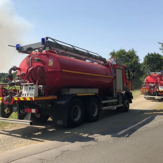 photo les pompiers ont engagé dix engins pour lutter contre les flammes.  ©  photo le maine libre