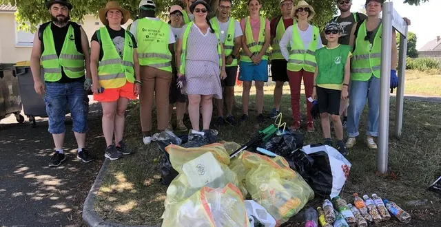 photo  15 bénévoles ont ramassé des déchets dans deux rues de sablé-sur-sarthe samedi 16 juillet.  &copy;  ouest-france 