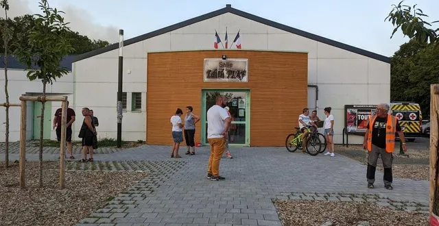 photo  vers 21 h, une cinquantaine d’habitants étaient déjà sur place  &copy;  ouest-france 