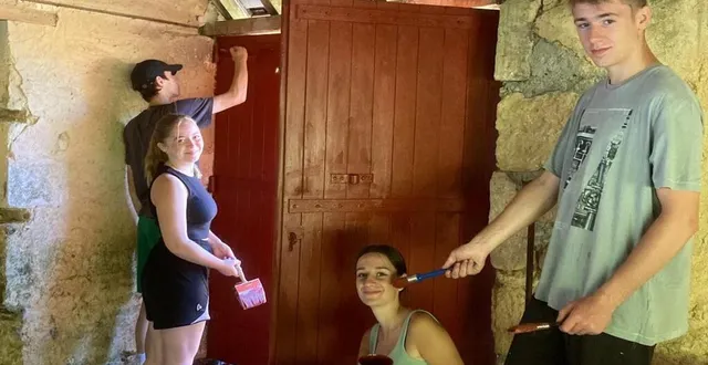 photo  alois, augustin, louise et ambre ont repeint la porte du lavoir  &copy;  le maine libre 