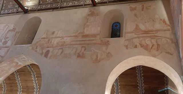 photo  les peintures murales de la nef et des murs en arcades de l’église saint-julien remontent au xiie siècle.  &copy;  le maine libre 