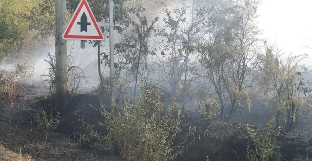 photo  une partie de l’incendie est maîtrisée route de brette-les-pins, mais les flammes sont toujours là boulevard des grands-rôtis à mulsanne.  &copy;  ouest-france 