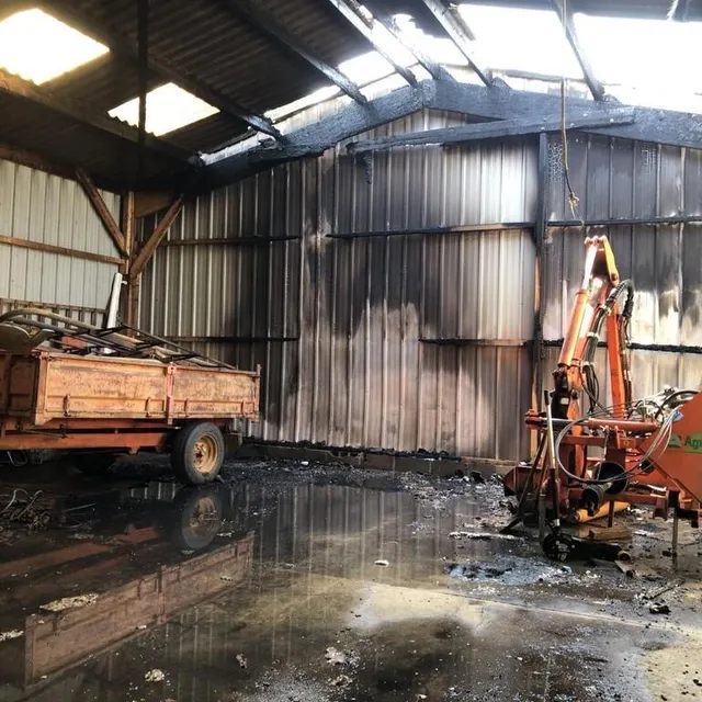 photo un incendie s’est déclaré lundi 18 juillet 2022, vers 18 h 15, à la chapelle-aux-choux. les flammes ont touché un atelier municipal.  ©  ouest-france