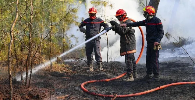 photo  lundi soir, plus de 170 pompiers sarthois étaient mobilisés. ce mardi, au rythme des relèves, ils poursuivent leur longue lutte.  &copy;  le maine libre – yvon loue 